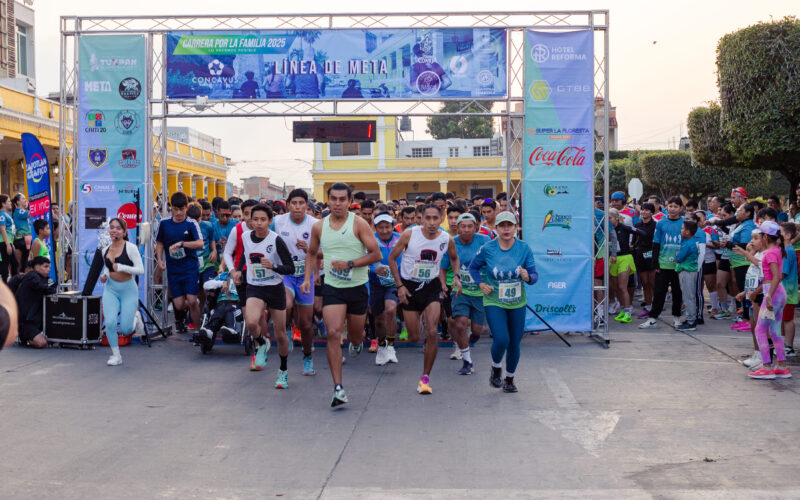 Banderazo de salida en de una carrera local en Tuxpan, Jalisco.